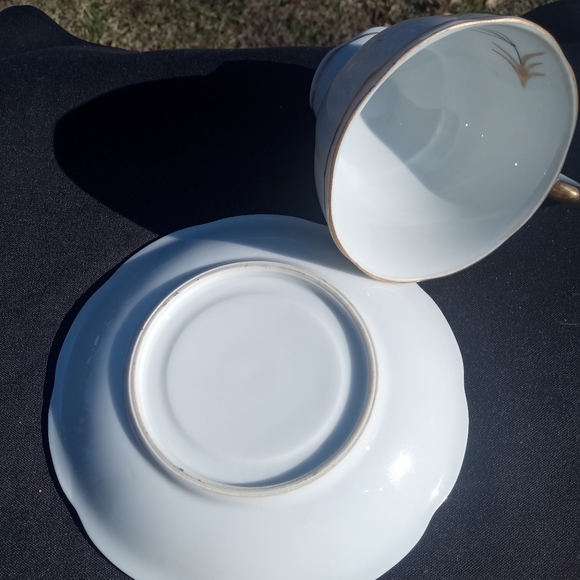 China Teacup w Saucer - Picture 2 of 5